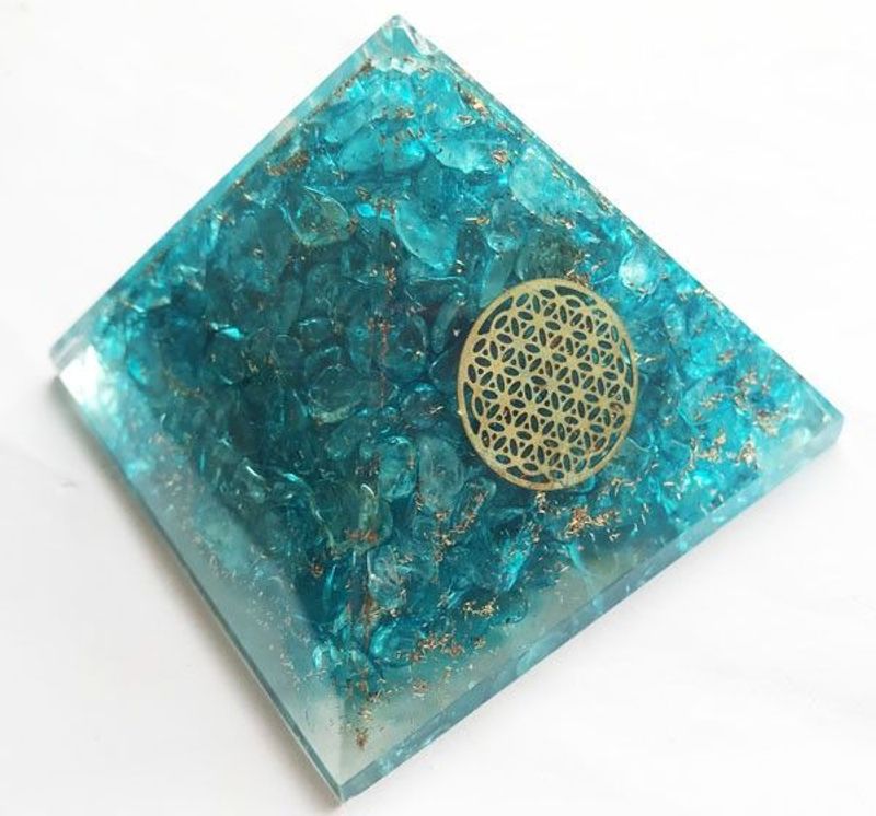 Orgonitt pyramide Livets Blomst og Blå Topas 65x70mm